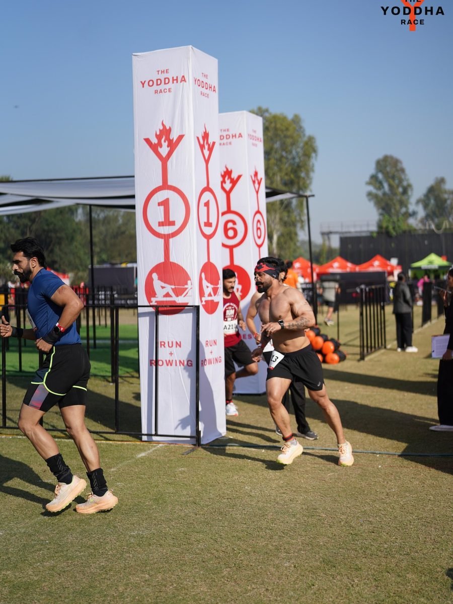 Satnaam running a lap between stations at the Yoddha Race